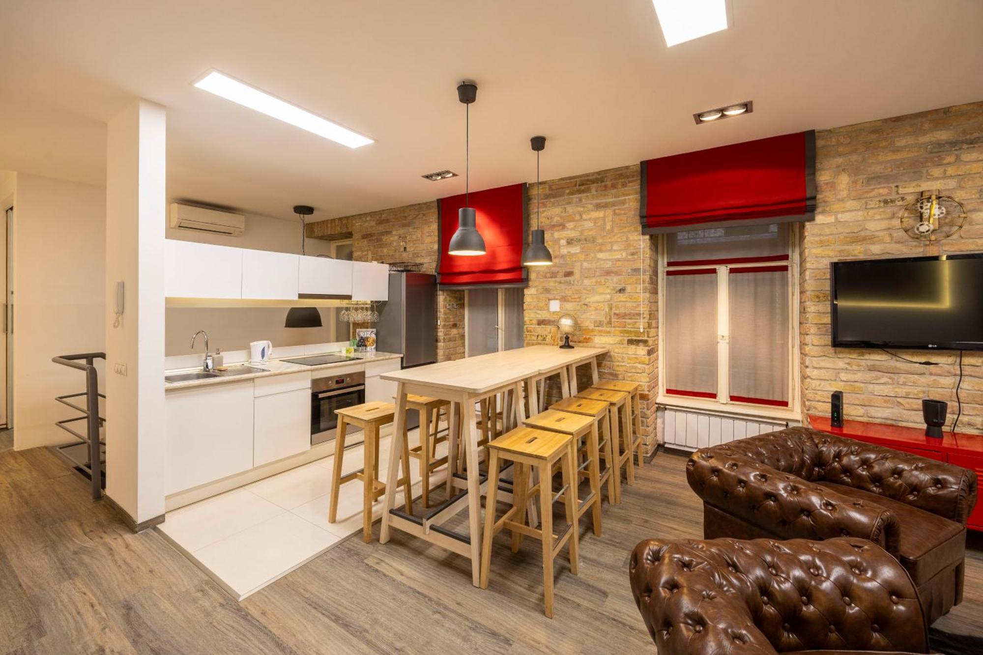 Deluxe Central Elizabeth Residence W/ 4Bedrm, 2Bathrm, 1Lvngrm — Photos 1
